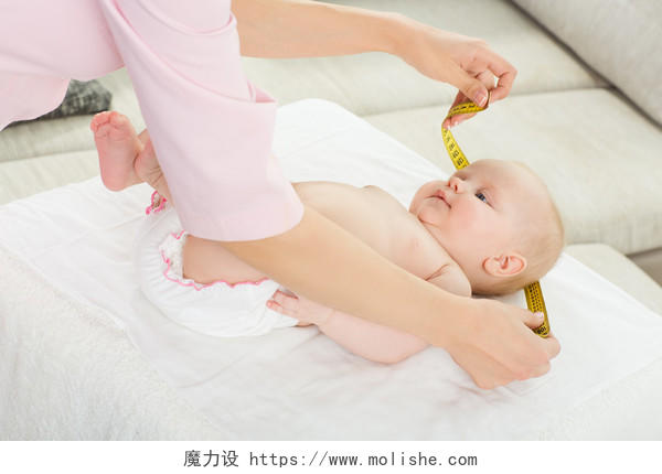 儿科医生正在测量小宝宝的头围儿科医生